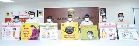 தென்காசியில் கரோனா விழிப்புணர்வு பதாகைகளை ஆட்சியர் கோபால சுந்தரராஜ் வெளியிட்டார்.