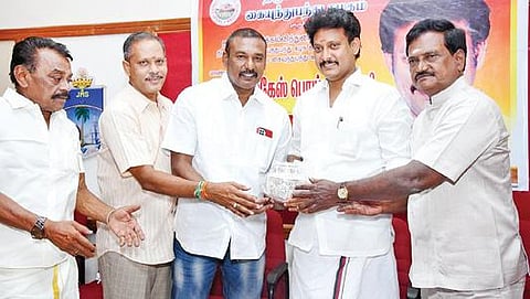 திருச்சி மாவட்ட கையுந்துப்பந்து கழகத்தின் சார்பில் நடத்தப்பட்ட பாராட்டு விழாவில் அமைச்சர் அன்பில் மகேஸ் பொய்யாமொழிக்கு நினைவுப்பரிசு வழங்கும் நிர்வாகிகள்.