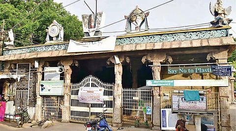 கரோனா பரவல் தடுப்பு நடவடிக்கையாக, ஆடிப் பெருக்கு அன்று வழிபாடு செய்ய ரங்கம் அம்மா மண்டபம் காவிரியாற்றுக்கு பக்தர்கள் வர தடை செய்யப்பட்டுள்ளதையடுத்து நேற்று மூடப்பட்ட அம்மா மண்டபம்.படம்: ஜி.ஞானவேல்முருகன்