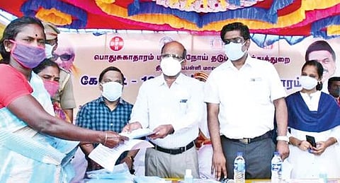 திருச்சி தென்னூர் அண்ணாநகர் உழவர் சந்தை பகுதியில்  நேற்று நடைபெற்ற நிகழ்ச்சியில் கரோனா பரவல் தடுப்பு விழிப்புணர்வு துண்டுப்பிரசுரத்தை பெண்ணுக்கு வழங்குகிறார் மாவட்ட ஆட்சியர் சு.சிவராசு.