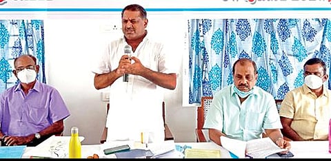 நாமக்கல்லில் நடைபெற்ற நகர கூட்டுறவு வீட்டு வசதி சங்க பணியாளர்கள் சங்க மாநில செயற்குழு கூட்டத்தில் அதன் செயலாளர் முருகேசன் பேசினார்.