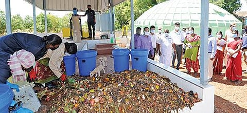 சிவகங்கை அருகே காஞ்சிரங்காலில்  உணவுக் கழிவு மூலம் மின்சாரம் தயாரிக்கும் அமைப்பை பார்வையிட்ட மாவட்ட ஆட்சியர் பி.மதுசூதன்ரெட்டி.