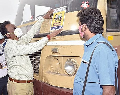 திண்டுக்கல் பேருந்துநிலையத்தில் பேருந்தில் கரோனா விழிப்புணர்வு ஸ்டிக்கர் ஒட்டிய ஆட்சியர் ச.விசாகன். (வலது) விருதுநகரில் பார்வை குறைபாடு உடைய தொழிலாளிக்கு முகக் கவசம் அணிவிக்கும் மாவட்ட ஆட்சியர் ஜெ.மேகநாதரெட்டி.