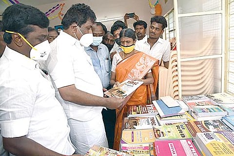 மதுரை வண்டியூர் கிளை நூலகத்தில் டிஎன்பிஎஸ்சி போட்டித் தேர்வுக்கான புத்தகங்களைப் பார்வையிட்ட அமைச்சர் பி.மூர்த்தி.