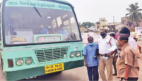 விழுப்புரத்தில் கரோனா வழிகாட்டு முறைகளை கடைபிடிக்காத அரசுப்பேருந்துக்கு அதிகாரிகள் அபராதம் விதித்தனர்.