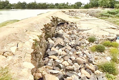 செல்லிப்பட்டு - பிள்ளையார்குப்பம் இடையே சங்கராபரணி ஆற்றில் கட்டப்பட்டுள்ள படுகை அணை உடைந்து காணப்படுகிறது.