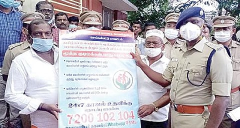 மூத்த குடிமக்கள் பாதுகாப்புக்காக புதிய செல்போன் எண்ணை செங்கல்பட்டு மாவட்ட காவல் கண்காணிப்பாளர் விஜயகுமார் அறிமுகம் செய்துவைத்தார்.