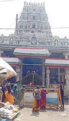 திருவேற்காடு தேவி கருமாரியம்மன் கோயிலில் பக்தர்கள் தரிசனம் ரத்து செய்யப்பட்டுள்ளதால், நேற்று கோயில் வாசலில் நின்று சிலர் சுவாமி தரிசனம் செய்தனர்.