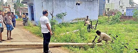 சேலம் அடுத்த சிவதாபுரத்தில் நேற்று முன்தினம் இரவு பெய்த காற்றுடன் கூடிய மழையின்போது சேதமான மின்கம்பத்தை அகற்றி புதிய மின்கம்பம் அமைக்கும் பணியில் ஈடுபட்ட மின்வாரிய ஊழியர்கள்.