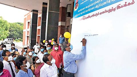 கரோனா பரவலைத் தடுக்க பொதுமக்களிடையே விழிப்புணர்வு ஏற்படுத்தும் வகையில் சேலம் ஆட்சியர் அலுவலகத்தில் கையெழுத்து இயக்கம் நடந்தது. அதை ஆட்சியர் கார்மேகம் தொடக்கி வைத்தார். உடன் எம்பி பார்த்திபன், எம்எல்ஏ ராஜேந்திரன் உள்ளிட்டோர்.				   படம்: எஸ்.குரு பிரசாத்