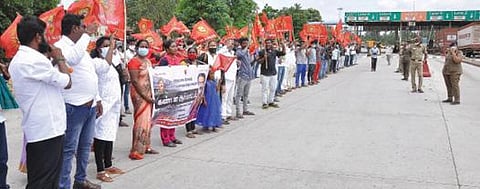 கிருஷ்ணகிரி அருகே தேசிய நெடுஞ்சாலையில் உள்ள சுங்கச் சாவடியை அகற்றக் கோரி ஆர்ப்பாட்டத்தில் ஈடுபட்ட நாம் தமிழர் கட்சியினர்.