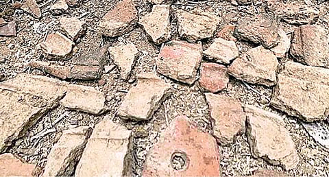 புதுக்கோட்டை மாவட்டம் பொற்பனைக்கோட்டையில் நடைபெற்று வரும் அகழாய்வின்போது கண்டெடுக்கப்பட்ட பழமையான மேற்கூரை ஓடுகள்.