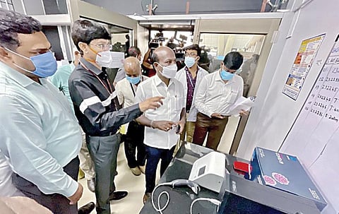 சென்னை விமான நிலையத்தில் பயணிகளுக்கு கரோனா பரிசோதனை மேற்கொள்ளப்படுவது குறித்து சுகாதாரத் துறை அமைச்சர் மா.சுப்பிரமணியன் நேற்று ஆய்வு மேற்கொண்டார். இந்த ஆய்வின்போது, சுகாதாரத்  துறை செயலாளர் ஜெ.ராதாகிருஷ்ணன், செங்கல்பட்டு மாவட்ட ஆட்சியர் ராகுல் நாத் ஆகியோர் உடனிருந்தனர்.படம்: எம்.முத்துகணேஷ்