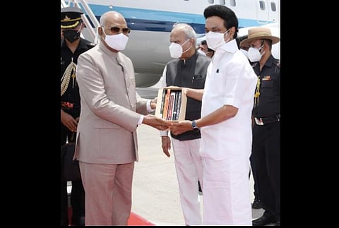 குடியரசுத் தலைவர் ராம்நாத் கோவிந்த்தை வரவேற்ற முதல்வர் மு.க.ஸ்டாலின்.