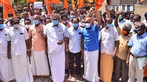 கோயில்களில் வழிபாடு நடத்த அனுமதி மறுப்பதாக குற்றச்சாட்டு: நெல்லையில் ஆட்சியர் அலுவலகம் முன் இந்து முன்னணி தர்ணா