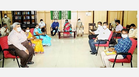 காரைக்கால் மாவட்ட ஆட்சியரகத்தில் புதுச்சேரி துணை நிலை ஆளுநர் தலைமையில் நடைபெற்ற கரோனா தொடர்பான நடவடிக்கைகள் குறித்த ஆய்வுக் கூட்டத்தில் பங்கேற்ற அதிகாரிகள்