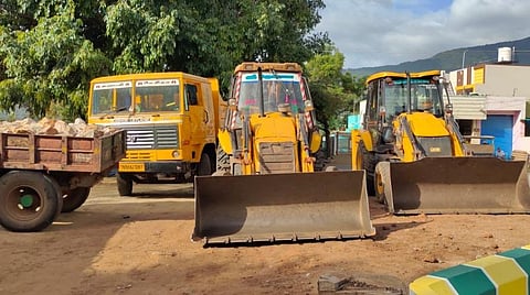 கோவை வீரபாண்டி அருகே அனுமதியின்றி செம்மண் அள்ளப் பயன்படுத்தப்பட்டதால் பறிமுதல் செய்யப்பட்ட டிப்பர் லாரி, ஜேசிபி இயந்திரங்கள்.