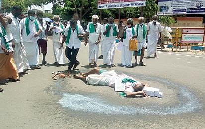 திருவண்ணாமலை மாவட்ட ஆட்சியர் அலுவலக நுழைவு வாயில் முன்பு நேற்று நூதன போராட்டத்தில் ஈடுபட்ட விவசாயிகள்.  படம்: இரா.தினேஷ்குமார்.