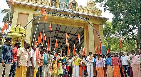 கரோனா தொற்று பரவல் தடுப்பு முன்னெச்சரிக்கையாக கோயில்களில் பக்தர்கள் தரிசனத்துக்கு தடைவிதிக்கப்பட்டது. இதனை கண்டித்து, இந்து முன்னணி சார்பில் ரத்தினகிரி பாலமுருகன் கோயில் முன்பாக நேற்று ஆர்ப்பாட்டம் நடைபெற்றது. படம்: வி.எம்.மணிநாதன்.