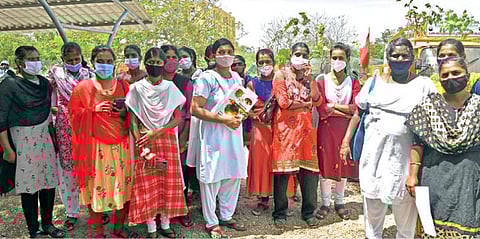 தூத்துக்குடி மாவட்ட ஆட்சியர் அலுவலகத்துக்கு மனு அளிக்க வந்த தற்காலிக செவிலியர்கள். படம்: என்.ராஜேஷ்