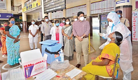 திருநெல்வேலி சந்திப்பு ரயில் நிலையத்தில் பயணிகளுக்கு கரோனா பரிசோதனை மேற்கொள்ளப்படுவதை ஆய்வு செய்யும் மாவட்ட ஆட்சியர் வே. விஷ்ணு.