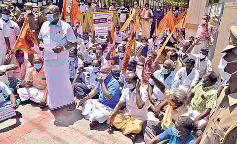 இந்து கோயில்களில் வழிபாடு நடத்தவும், ஆடி அமாவாசையன்று நீர்நிலைகளில் தர்ப்பணம் கொடுக்கவும் அனுமதி கோரி, திருநெல்வேலி ஆட்சியர் அலுவலக வாயிலில், இந்து முன்னணியினர் தர்ணா போராட்டத்தில் ஈடுபட்டனர். 		   	   படம்: மு.லெட்சுமி அருண்.