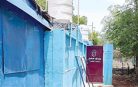 சிவகங்கை மாவட்ட ஆட்சியர் அலுவலக வளாகத்தில் பூட்டி இருக்கும் பெண்கள் கழிப்பறை.