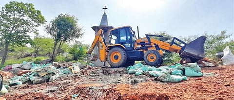 சங்கராபுரம் அருகே ஆக்கிரமிப்பு கிறிஸ்தவ ஆலயத்தை அகற்றும் வருவாய்த் துறையினர்.