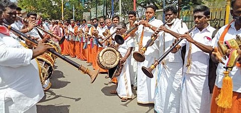 கோயில்களில் மங்கள இசை வாசிக்க அனுமதிக்க வேண்டும்: வாத்தியங்களை வாசித்து நாட்டுப்புறக் கலைஞர்கள் வலியுறுத்தல்