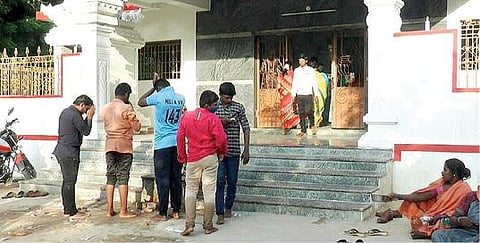 வாணியம்பாடி கொடையாஞ்சி பாலாற்றங்கரையில் உள்ள பாலமுருகன் கோயில் முன்பாக நின்று சுவாமியை வழிபட்ட பக்தர்கள்.