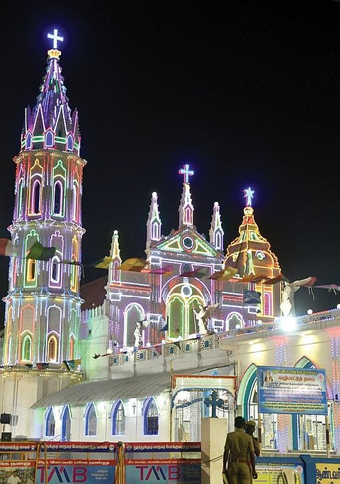 பெருவிழாவை முன்னிட்டு மின் விளக்குகளால் ஜொலிக்கும் தூத்துக்குடி தூய பனிமய மாதா பேராலயம்.			     படம்: என்.ராஜேஷ்