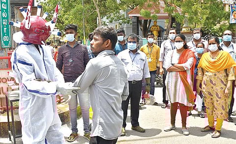 தூத்துக்குடியில் முகக்கவசம் அணியாமல் வந்தவரை பிடித்து விழிப்புணர்வு ஏற்படுத்திய, கரோனா வைரஸ் வேடமணிந்த நபர். படம்: என்.ராஜேஷ்