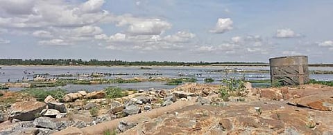 கரோனா தொற்று பரவல் காரணமாக காவிரி ஆற்றில் நீராடி வழிபாடு நடத்த தடைவிதிக்கப்பட்டுள்ளதால் மோகனூர் படித்துறை பகுதியில் மக்கள் இன்றி வெறிச்சோடி காணப்படுகிறது.