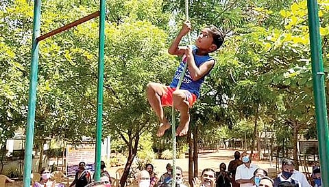 சிவகங்கை சூரக்குளம் ஆக்ஸ்போர்டு பள்ளியில் வேகமாகக் கயிற்றில் ஏறி சாதனை படைத்த சிறுவன் சாலிவாகனன்.