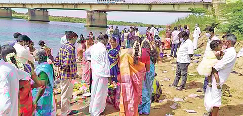 சிதம்பரம் அருகே வல்லம்படுகை கொள்ளிடம் ஆற்றில் ஆடிப் பெருக்கு நிகழ்வுக்காக படையல் செய்ய வந்திருந்த மக்கள் மற்றும் புதுமண தம்பதியினர்.