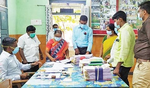 கள்ளக்குறிச்சி மாவட்டம் தியாகதுருகம் ஊராட்சி ஒன்றிய அலுவலகத்தில் உள்ளாட்சித் தேர்தல் தொடர்பான முன்னேற்பாடுகள் குறித்து ஆய்வு செய்யும் ஆட்சியர் தர்.