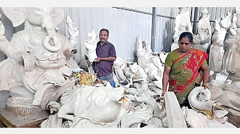 காஞ்சிபுரத்தில் கடந்த ஆண்டு செய்யப்பட்டு விற்பனை ஆகாமல் இருந்த நிலையில், மழைநீர் புகுந்ததால் சேதமடைந்த விநாயகர் சிலைகளை கவலையுடன் காட்டும் தொழிலாளர்கள்.    படங்கள்: எம்.முத்துகணேஷ்