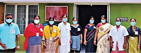 கிருஷ்ணகிரியில் தமிழ்நாடு எய்ட்ஸ் கட்டுப்பாட்டு அனைத்து ஊழியர்கள் நலச்சங்கத்தினர் நேற்று கருப்பு பேட்ஜ் அணிந்து கவன ஈர்ப்பு போராட்டத்தில் ஈடுபட்டனர்.