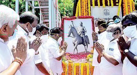 அதிமுக சார்பில் மலர்கள் தூவி மரியாதை செலுத்தினார் ஒருங்கிணைப்பாளர் ஓ.பன்னீர்செல்வம். உடன், முன்னாள் அமைச்சர்கள் எஸ்.பி.வேலுமணி, ஜெயக்குமார், பெஞ்சமின் மற்றும் கட்சி நிர்வாகிகள். படங்கள்: க.பரத்