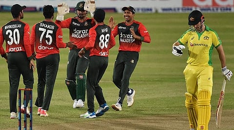 டி20 போட்டியில் ஆஸிக்கு எதிராக முதல் வெற்றி பெற்றதை கொண்டாடும் வங்கதேச வீரர்கள் | படம் உதவி ட்விட்டர்