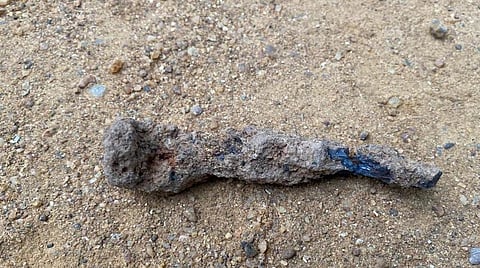 பொற்பனைக்கோட்டையில் அகழாய்வின்போது கிடைத்த இரும்புக் கம்பி.