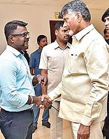 போலீஸ் உடையில் போலி போலீஸ் அதிகாரி விஜயன். (அடுத்த படம்) கேரள முதல்வர் பினராயி விஜயனுடன். (கடைசி படம்) ஆந்திரா முன்னாள் முதல்வர் சந்திரபாபு நாயுடுவை சந்தித்த விஜயன்.