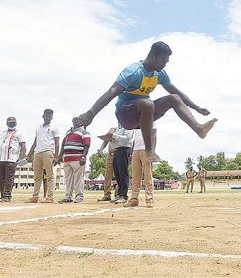 காவலர் பணியிடங்களுக்கு உடற்திறன்  தேர்வில் நீளம் தாண்டுதலில் பங்கேற்ற இளைஞர்.  படம்: வி.எம்.மணிநாதன்.