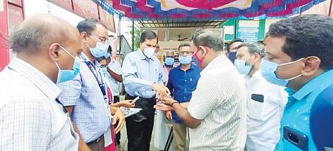 வாணியம்பாடி சுங்கச்சாவடி அருகே கரோனா விழிப்புணர்வு பணியை சுகாதாரத்துறை செயலாளர் ராதாகிருஷ்ணன் நேற்று ஆய்வு மேற்கொண்டார். அருகில் டிஆர்ஓ தங்கைய்யாபாண்டியன் உள்ளிட்டோர். அடுத்த படம்: ஆற்காடு பேருந்து நிலையத்தில் மாவட்ட ஆட்சியர் கிளாட்ஸ்டன் புஷ்பராஜ் பொதுமக்களுக்கு கபசுர குடிநீர் வழங்கினார். கடைசிப் படம்: திருப்பத்தூர் பேருந்து நிலையத்தில் கபசுர குடிநீரை வழங்கிய நகராட்சி ஆணையாளர் ஏகராஜ்.