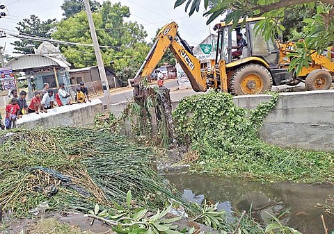 குமாரபாளையம் அடுத்த தட்டான்குட்டை ஊராட்சியில் உள்ள கிளை வாய்க்கால் தூர்வாரும் பணி நடை பெற்றது.