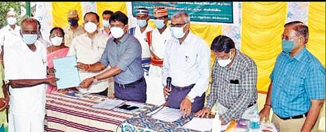 விக்கிரவாண்டி வட்டாட்சியர் அலுவலகத்தில்  சிறு, குறு விவசாயி ஒரு வருக்கு சான்றி தழை  ஆட்சியர் மோகன் வழங்குகிறார்.