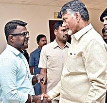 போலீஸ் உடையில் போலி போலீஸ் அதிகாரி விஜயன். (அடுத்த படம்) கேரள முதல்வர் பினராயி விஜயனுடன். (கடைசி படம்) ஆந்திரா முன்னாள் முதல்வர் சந்திரபாபு நாயுடுவை சந்தித்த விஜயன்.