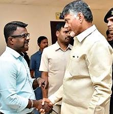 போலீஸ் உடையில் போலி போலீஸ் அதிகாரி விஜயன். (அடுத்த படம்) கேரள முதல்வர் பினராயி விஜயனுடன். (கடைசி படம்) ஆந்திரா முன்னாள் முதல்வர் சந்திரபாபு நாயுடுவை சந்தித்த விஜயன்.