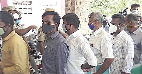 சாத்தான்குளம் தந்தை, மகன் கொலை வழக்கு விசாரணைக்காக மதுரை நீதிமன்றத்தில் ஆஜர்படுத்த அழைத்துவரப்பட்ட சார்பு ஆய்வாளர்கள், காவலர்கள்.