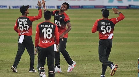 ஆஸிக்கு எதிரான 2-வது டி20 வெற்றியைக் கொண்டாடும் வங்கதேச அணியினர் | படம் உதவி ட்விட்டர்